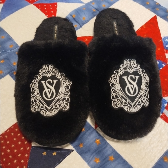 Victoria Secret Closed-Toe Faux Fur Slippers Logo - Picture 6 of 8